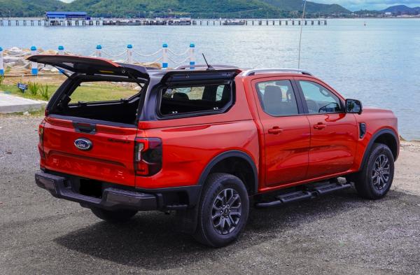 Hardtop mit elektrisch angesteuerten aufklappbaren Seitenscheiben + Heckscheibe, kabinenhoch, zweifarbig lackiert für Ford Ranger Doppelkabiner, Modell 2023